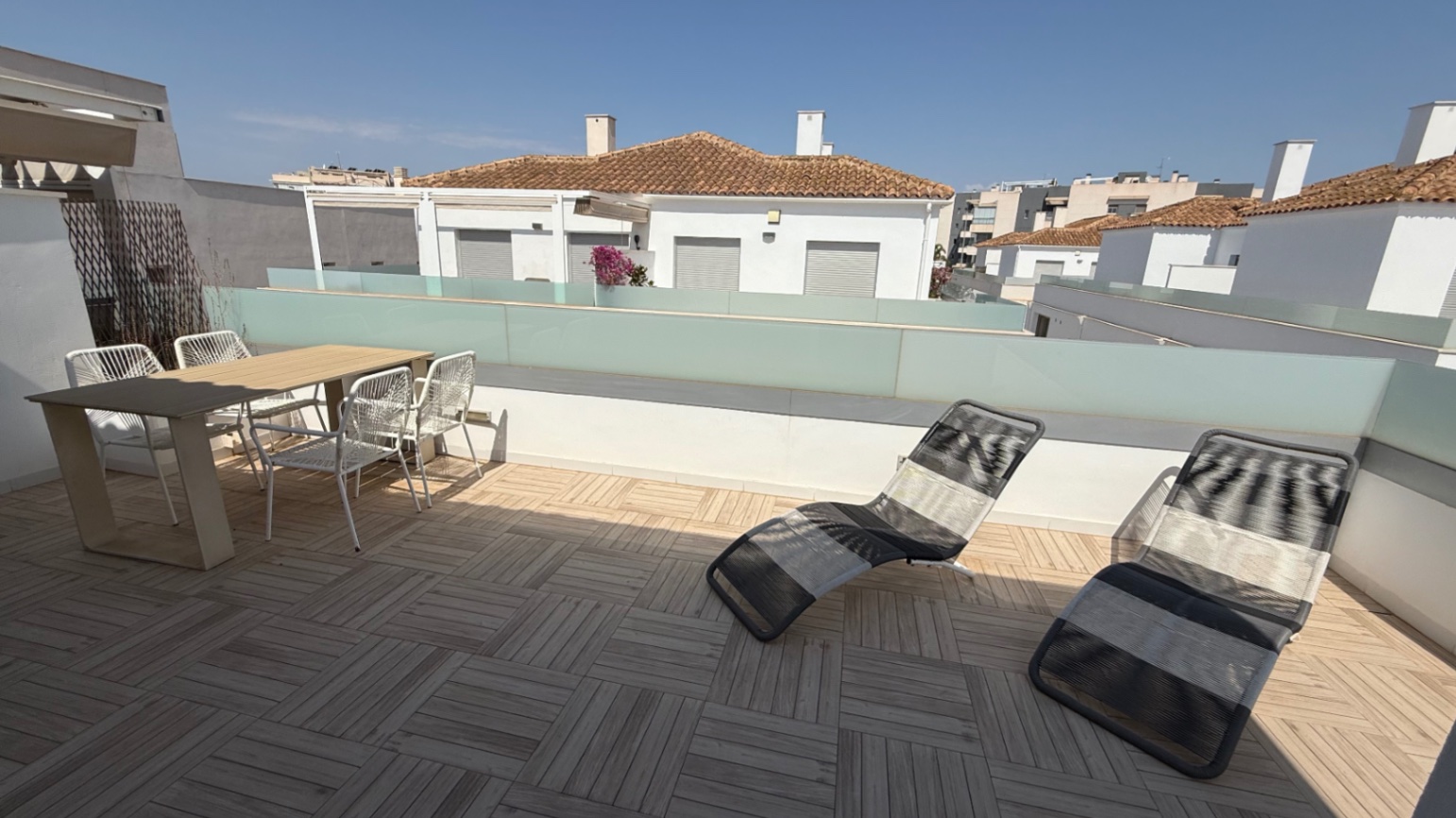 Modern Quad Villa in Los Dolses This beautifully designed modern-style quad villa is a fantastic opp