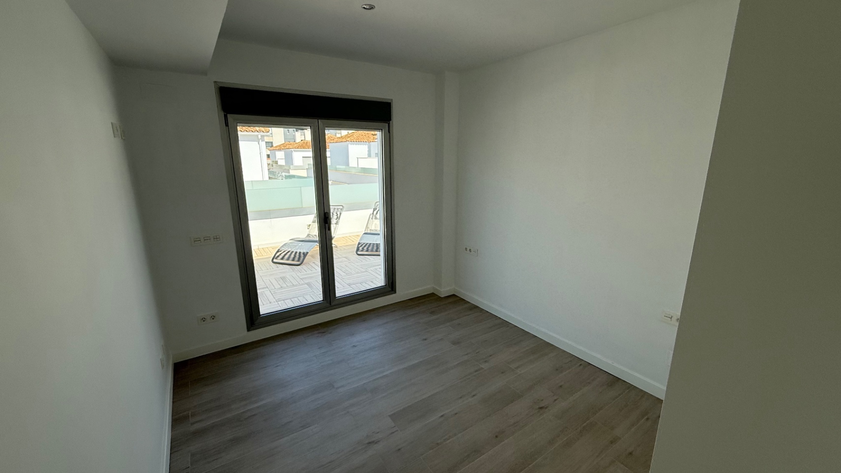 Modern Quad Villa in Los Dolses This beautifully designed modern-style quad villa is a fantastic opp