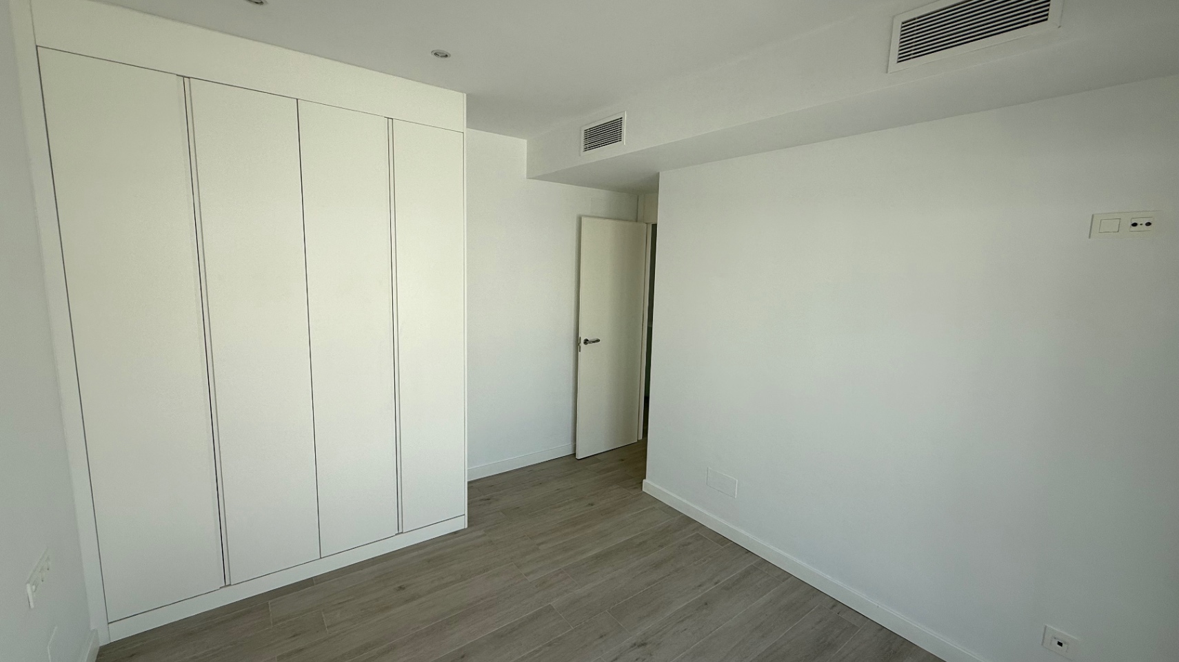Modern Quad Villa in Los Dolses This beautifully designed modern-style quad villa is a fantastic opp