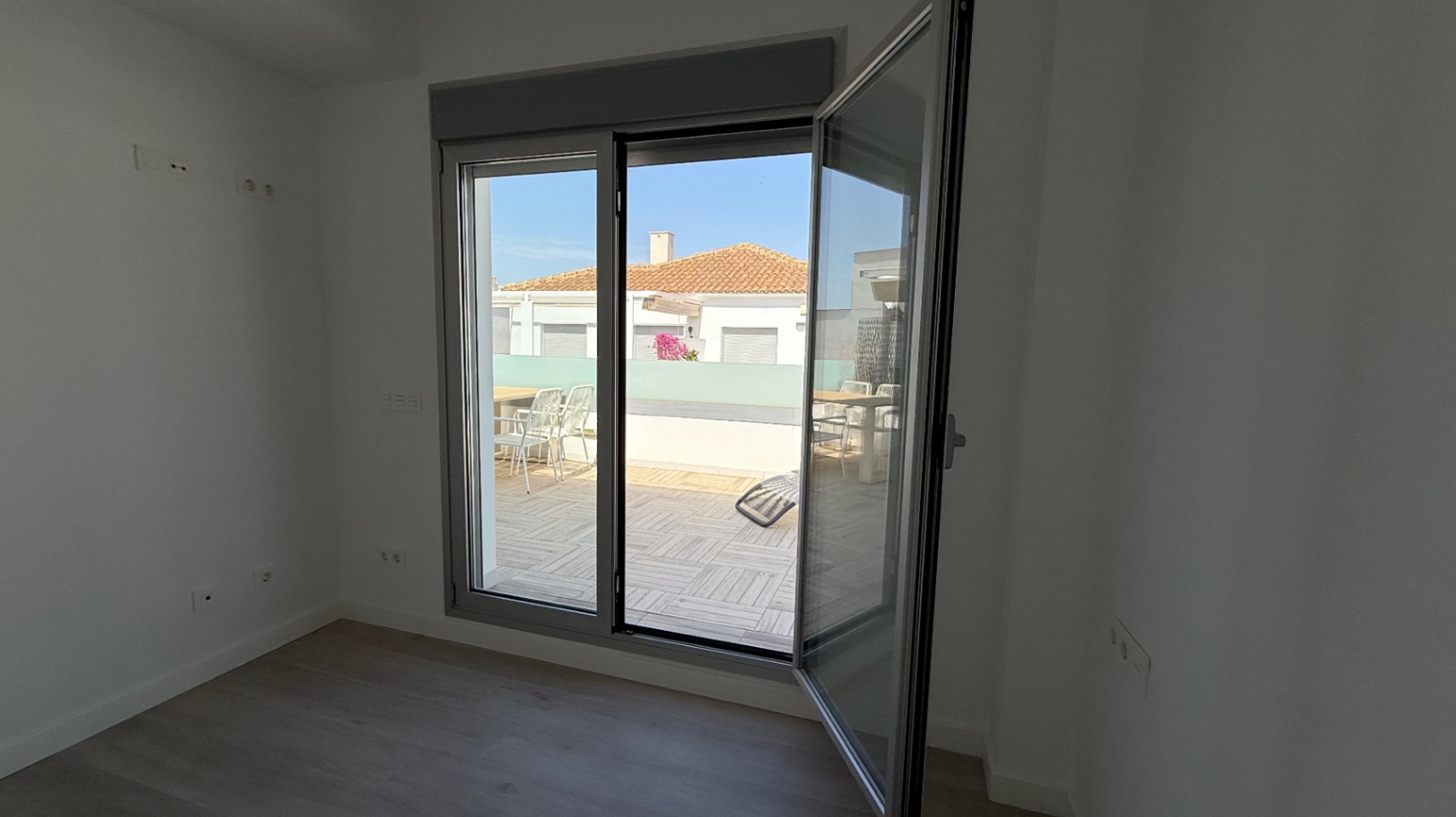 Modern Quad Villa in Los Dolses This beautifully designed modern-style quad villa is a fantastic opp