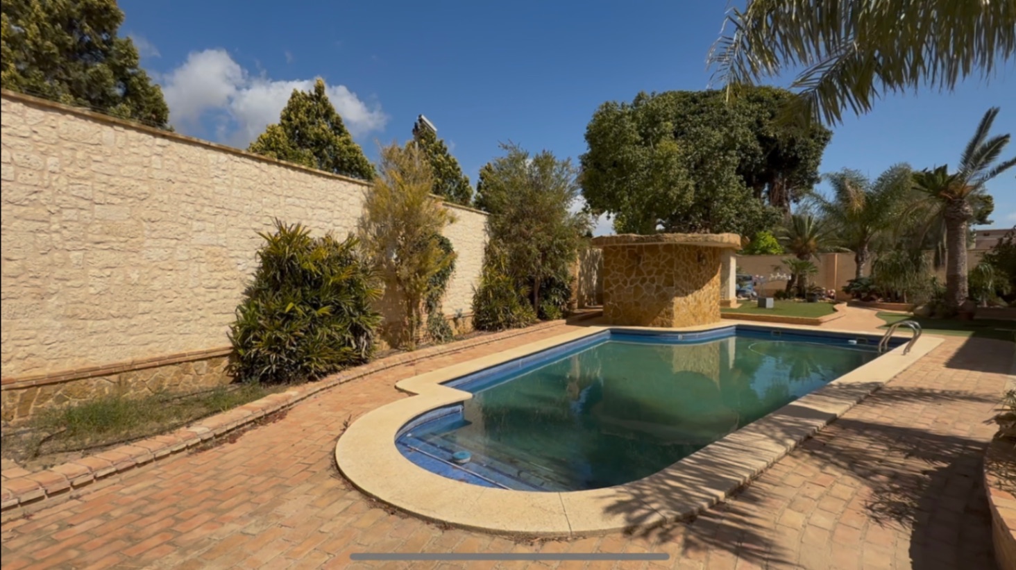 Garden in villa for sale in Cartagena