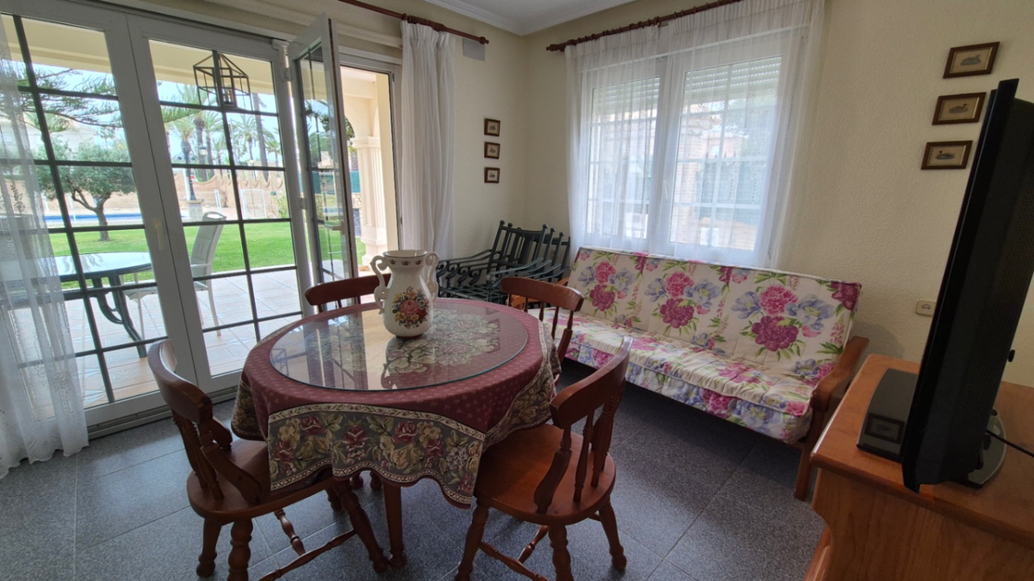Pool area in villa for sale in Orihuela