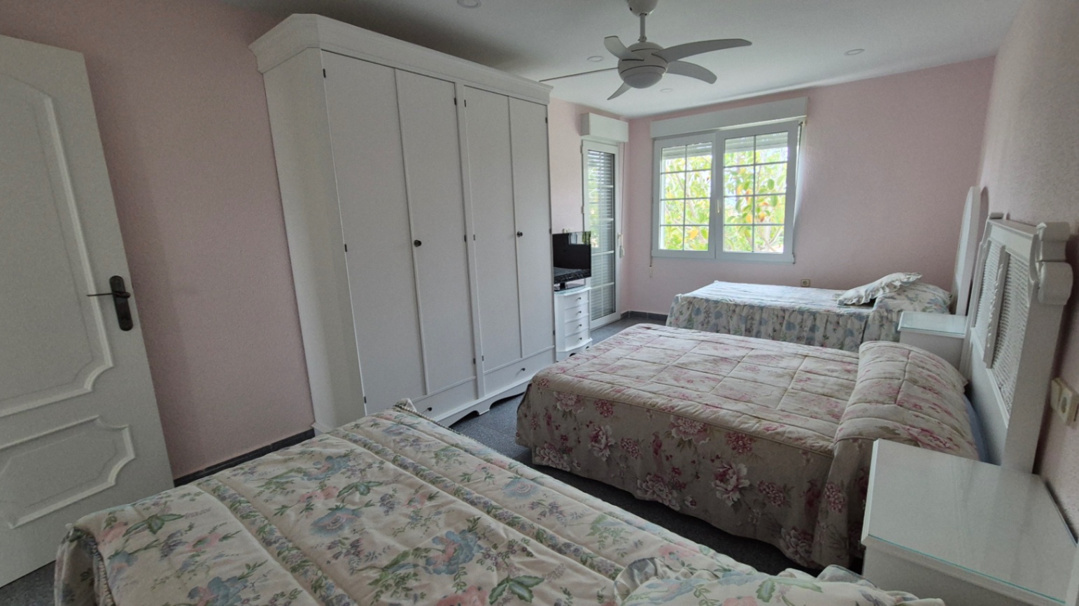 Master bedroom in villa for sale in Orihuela