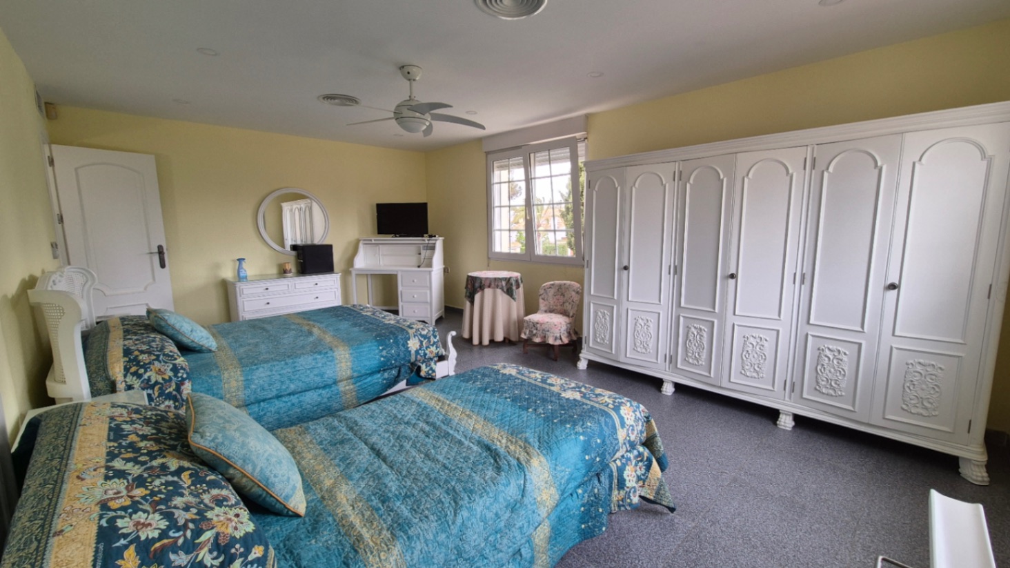 Bedroom in villa for sale in Orihuela
