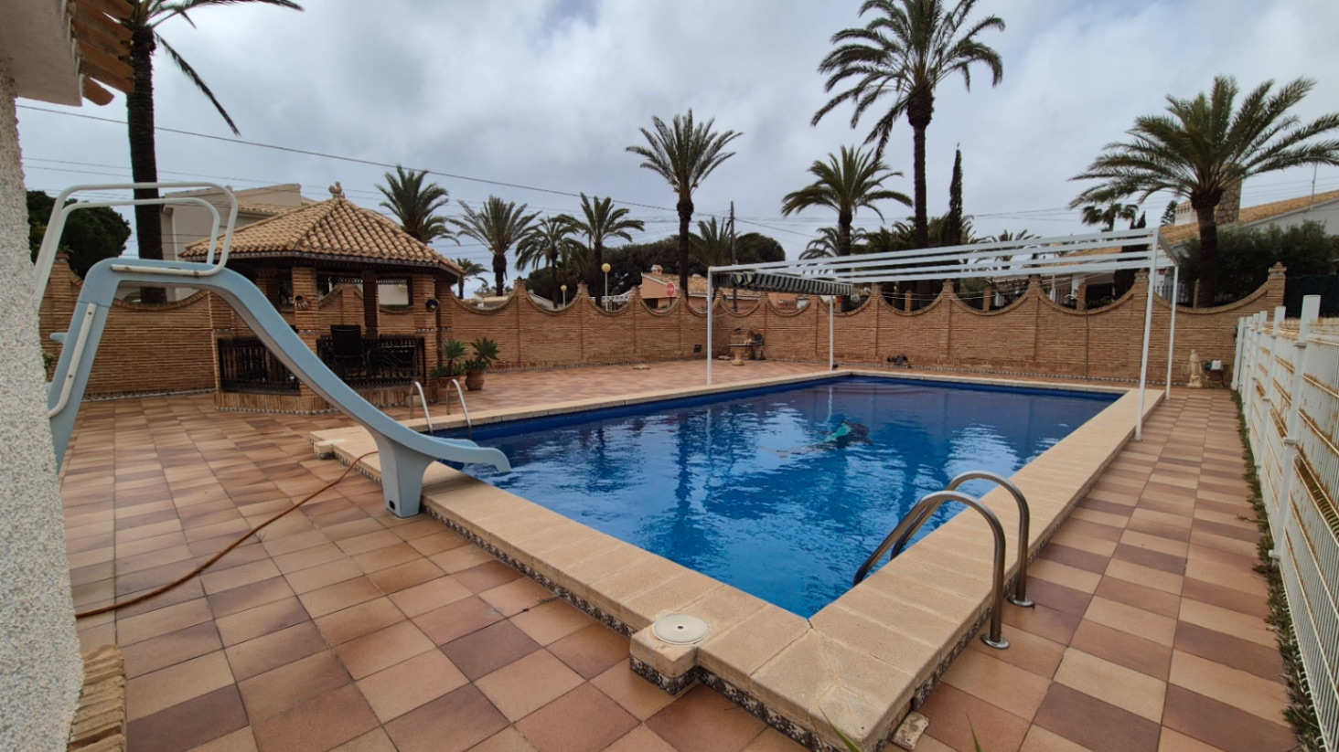 Garden in villa for sale in Orihuela