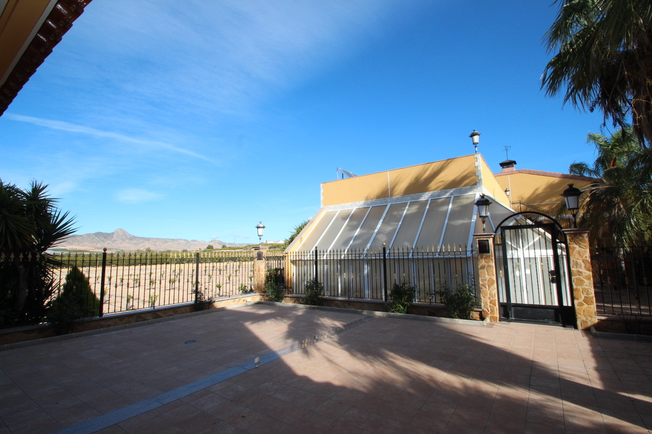 Dining area in finca for sale in Murcia