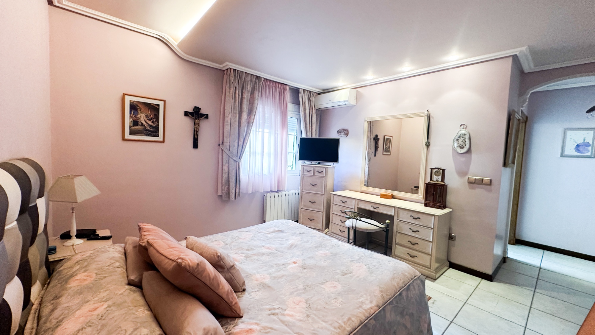Master bedroom in villa for sale in La Mata
