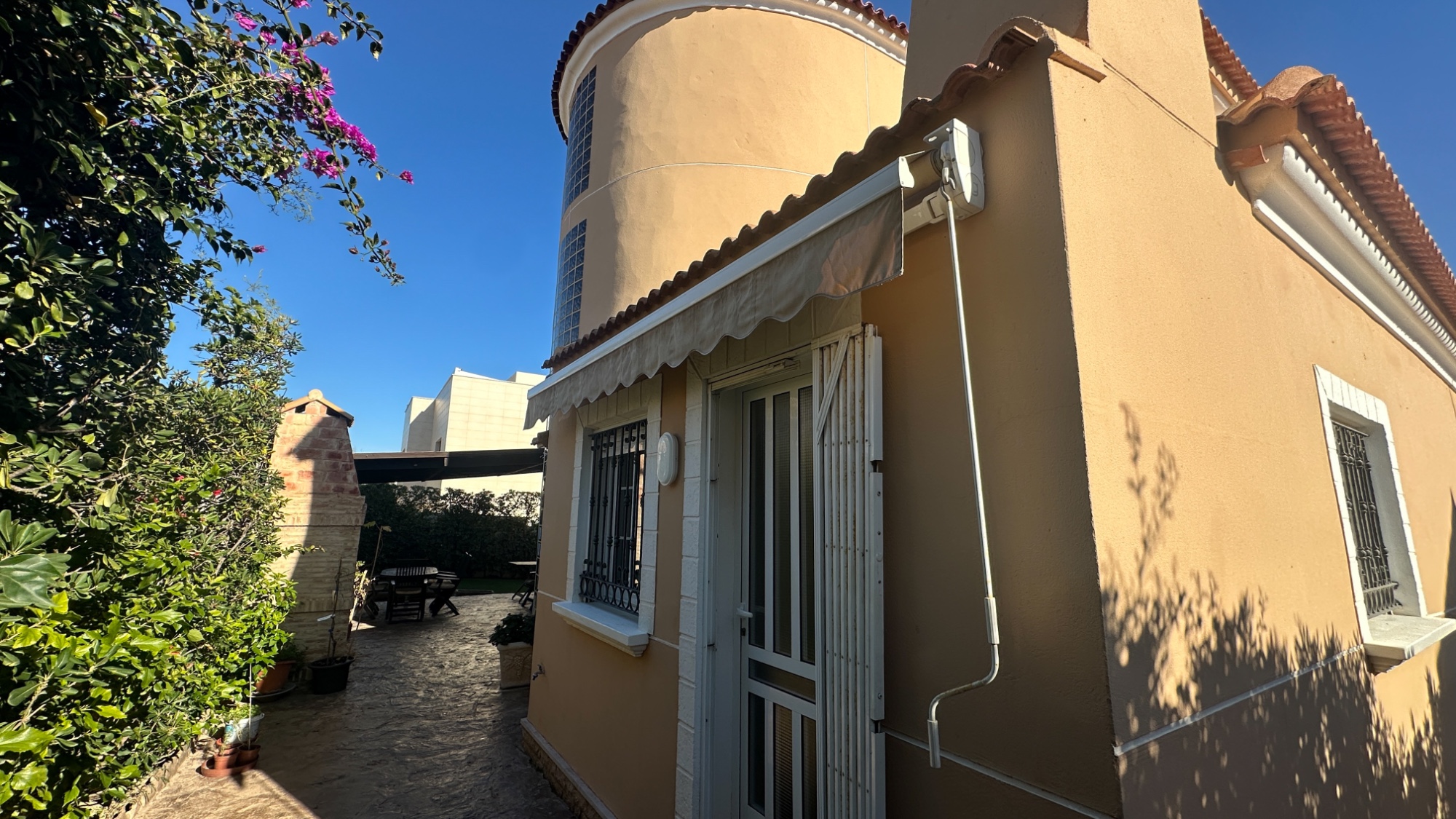 Dining area in villa for sale in La Mata