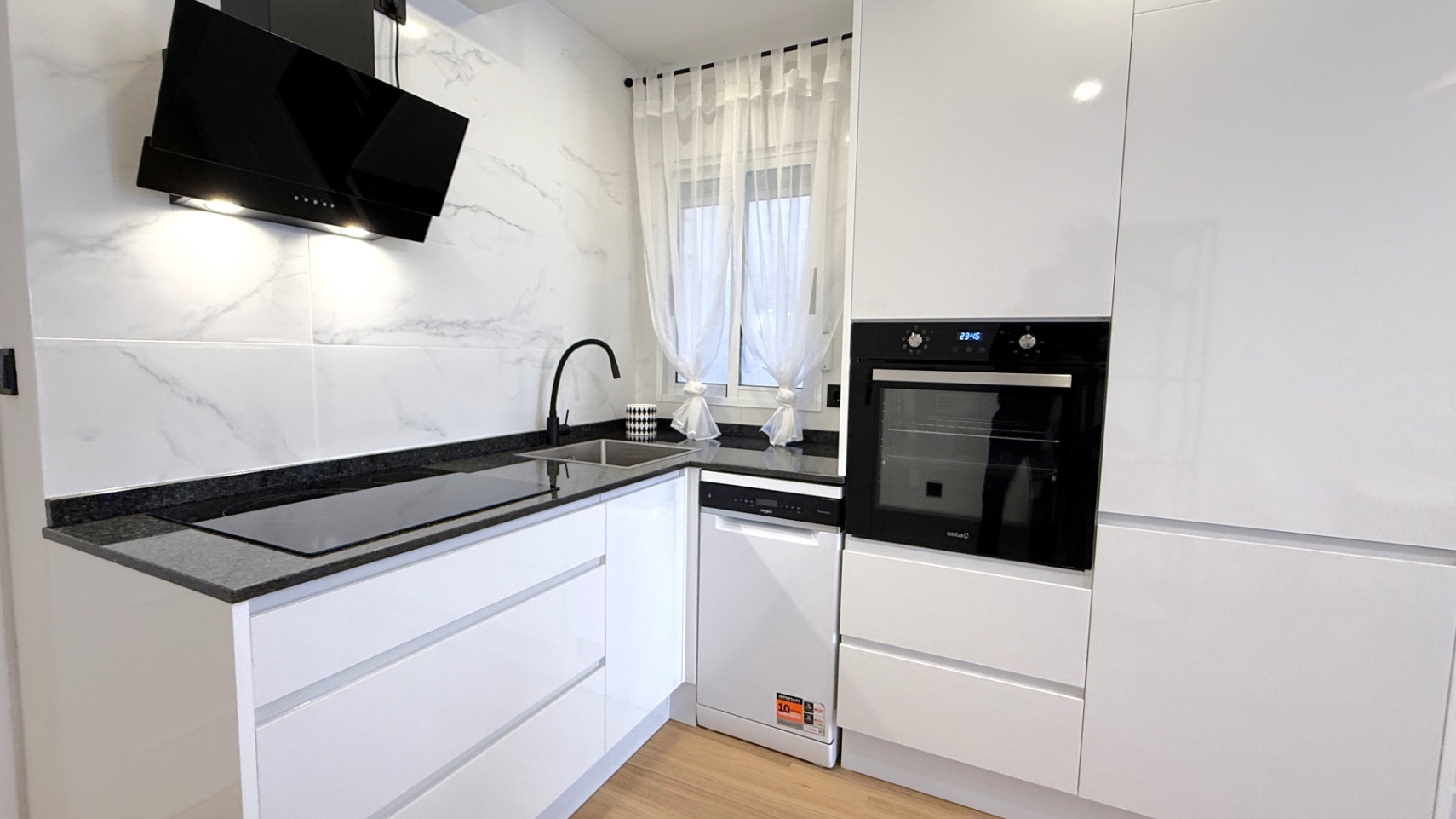 Discover this beautifully fully refurbished 2-bedroom, 1-bathroom apartment located on Calle Villa M