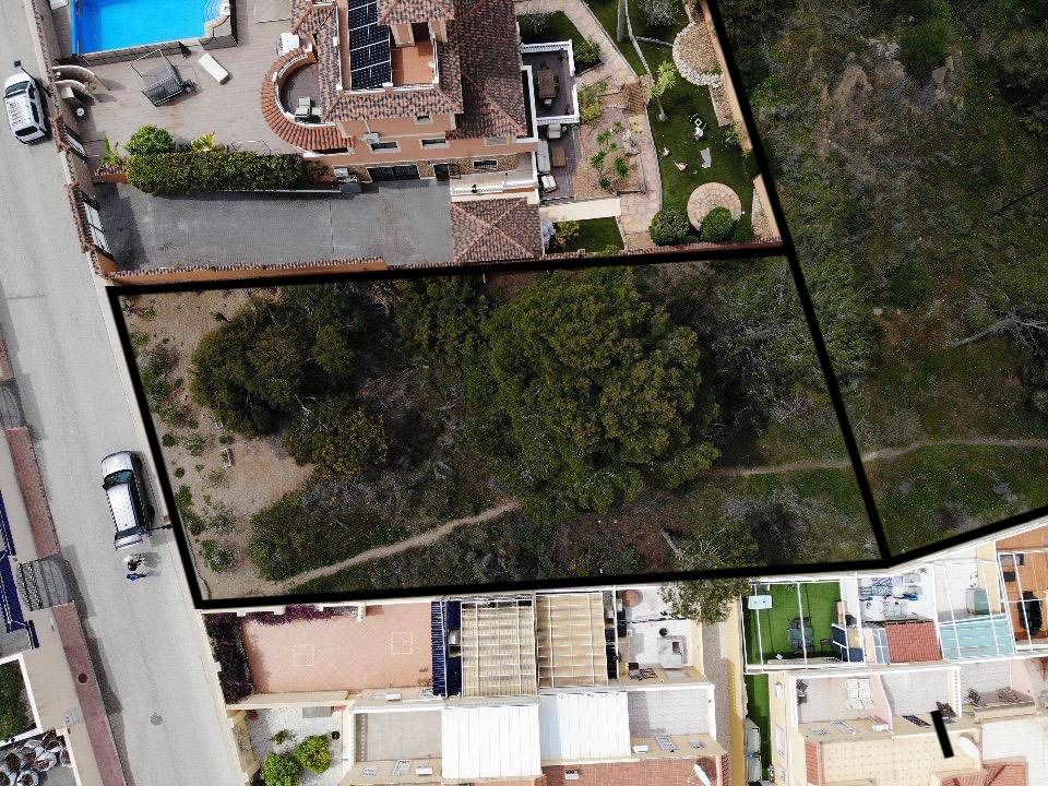 This exceptional 830 m² plot is situated on a beautiful street lined with villas and mansions, in a