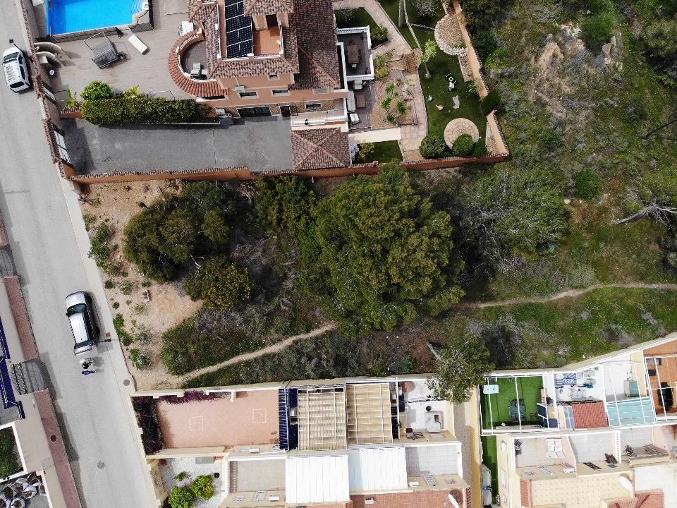 This exceptional 830 m² plot is situated on a beautiful street lined with villas and mansions, in a