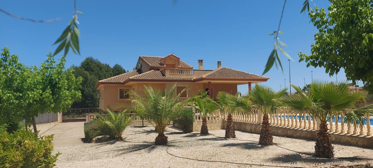 Master bedroom in villa for sale in Murcia