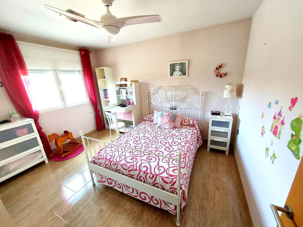 Bedroom in villa for sale in Murcia
