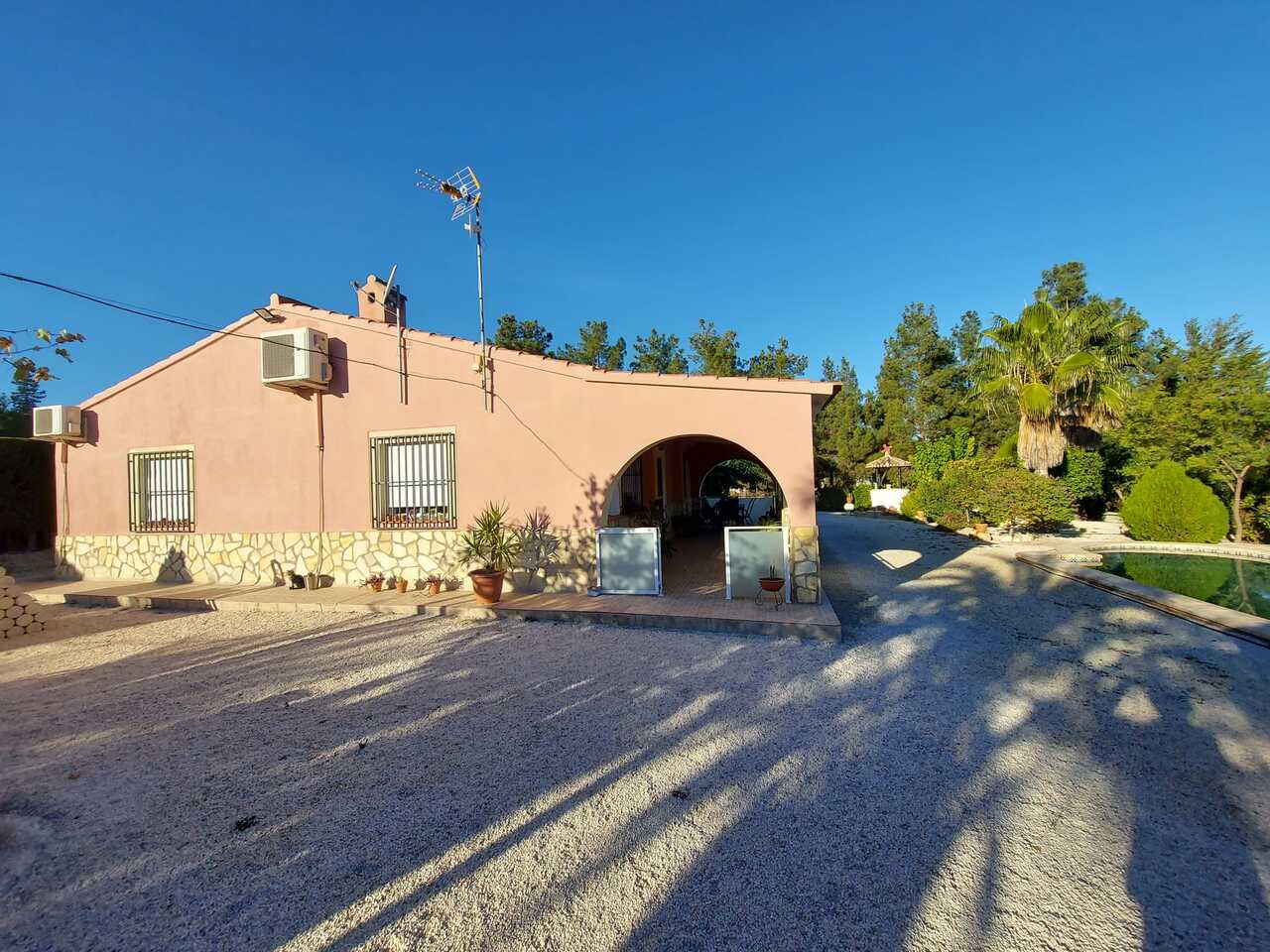 Dining area in villa for sale in Murcia