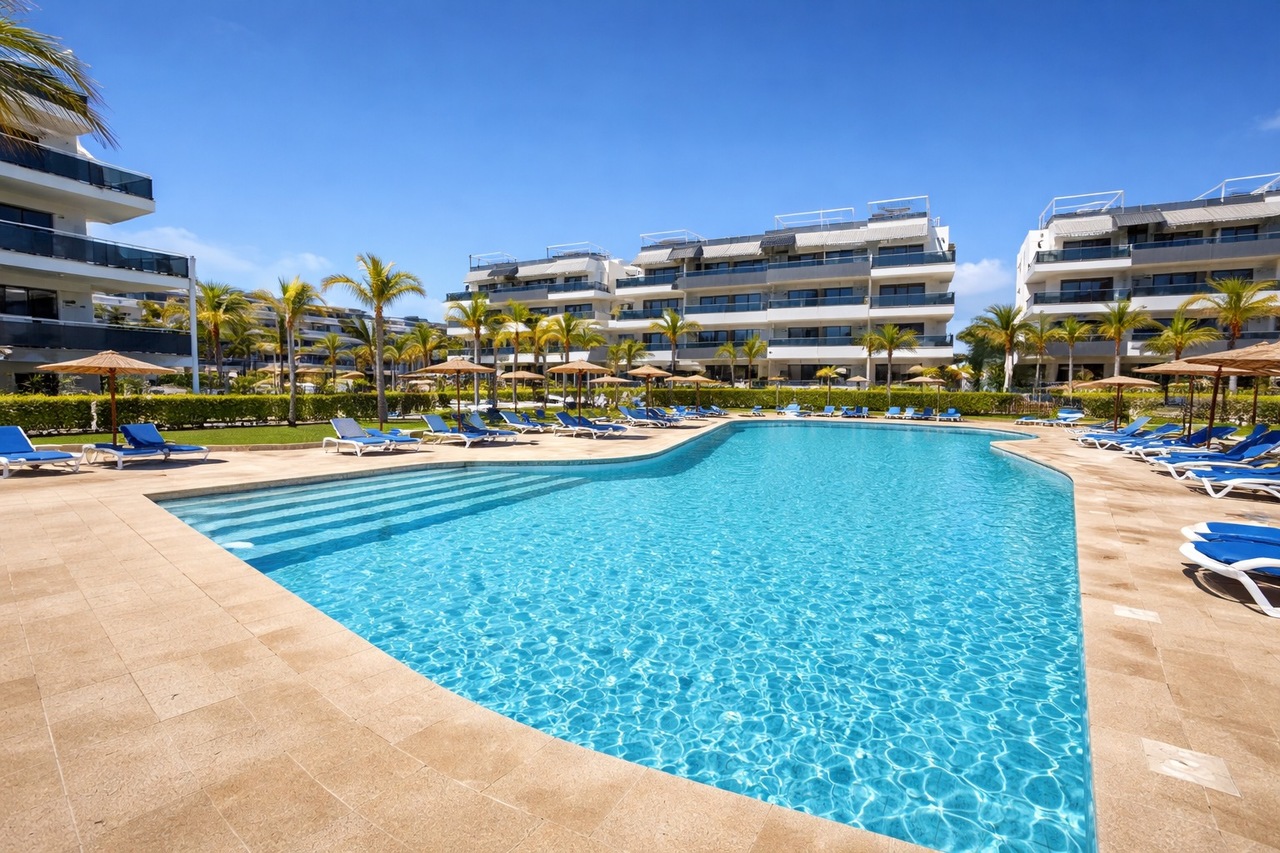 Ekskluzīvs trīsistabas dzīvoklis ar jūras noraugām Playa Flamencai – Amanecer Deluxe