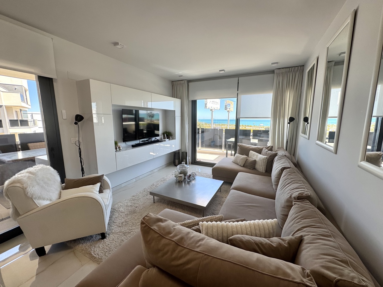 Ekskluzīvs trīsistabas dzīvoklis ar jūras noraugām Playa Flamencai – Amanecer Deluxe