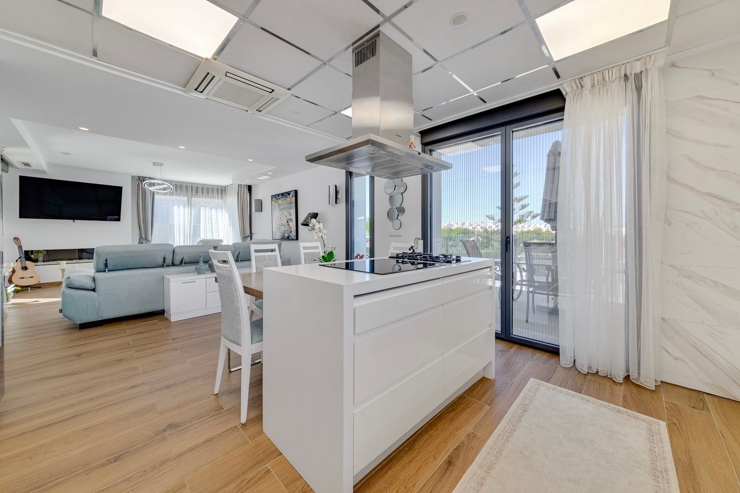 Terrace in villa for sale in Torrevieja