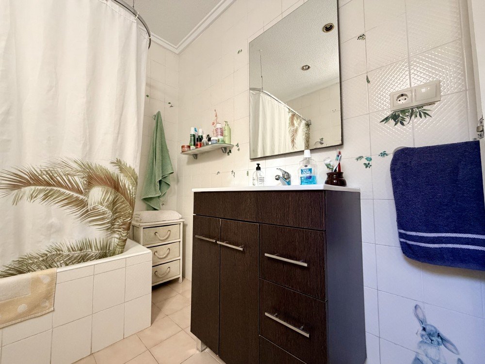 Pool area in apartment for sale in Elche