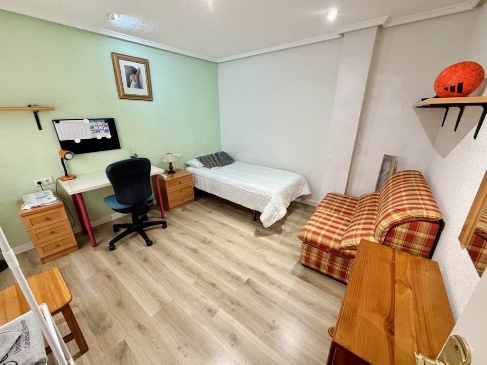 Bedroom in apartment for sale in Elche