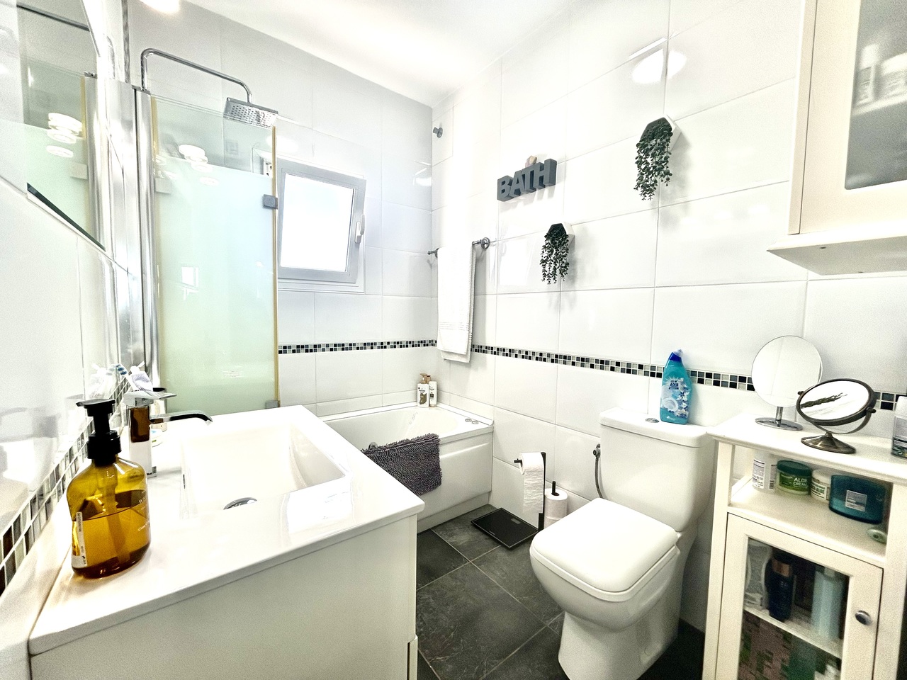 Master bedroom in villa for sale in Villamartin