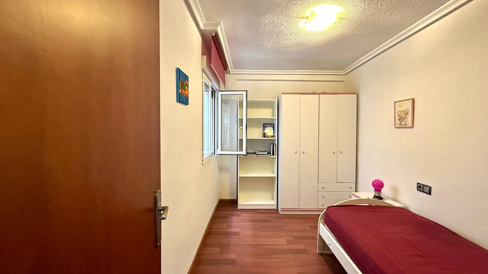 Bedroom in apartment for sale in Torrevieja