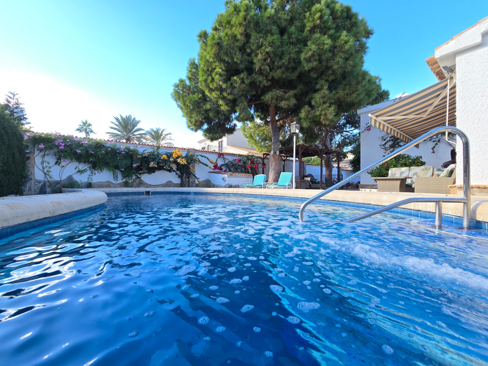 Stor Villa med Privat Pool og Strandnær Beliggenhed i Cabo Roig | RE-128124