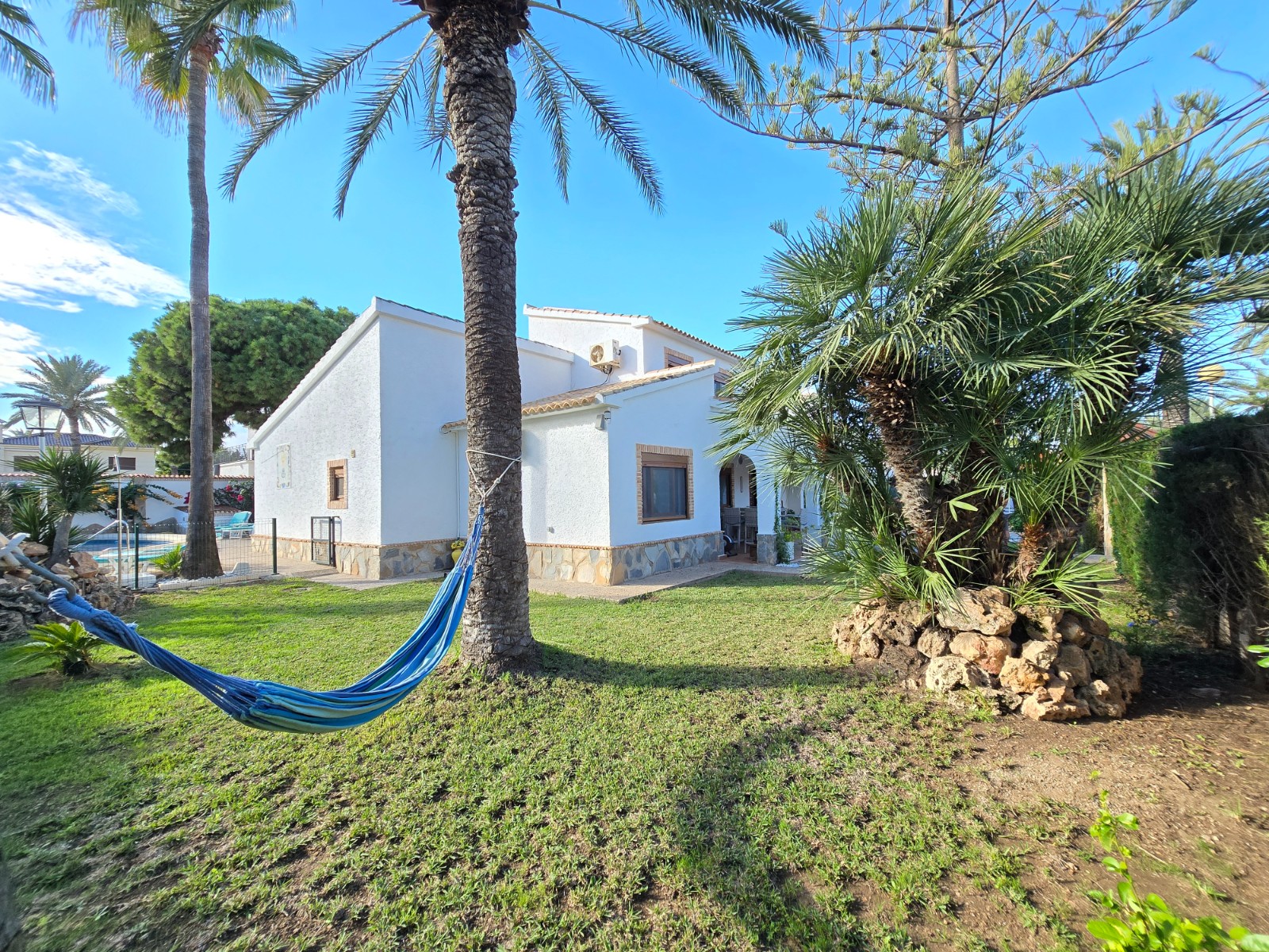 Garden in villa for sale in Orihuela Costa