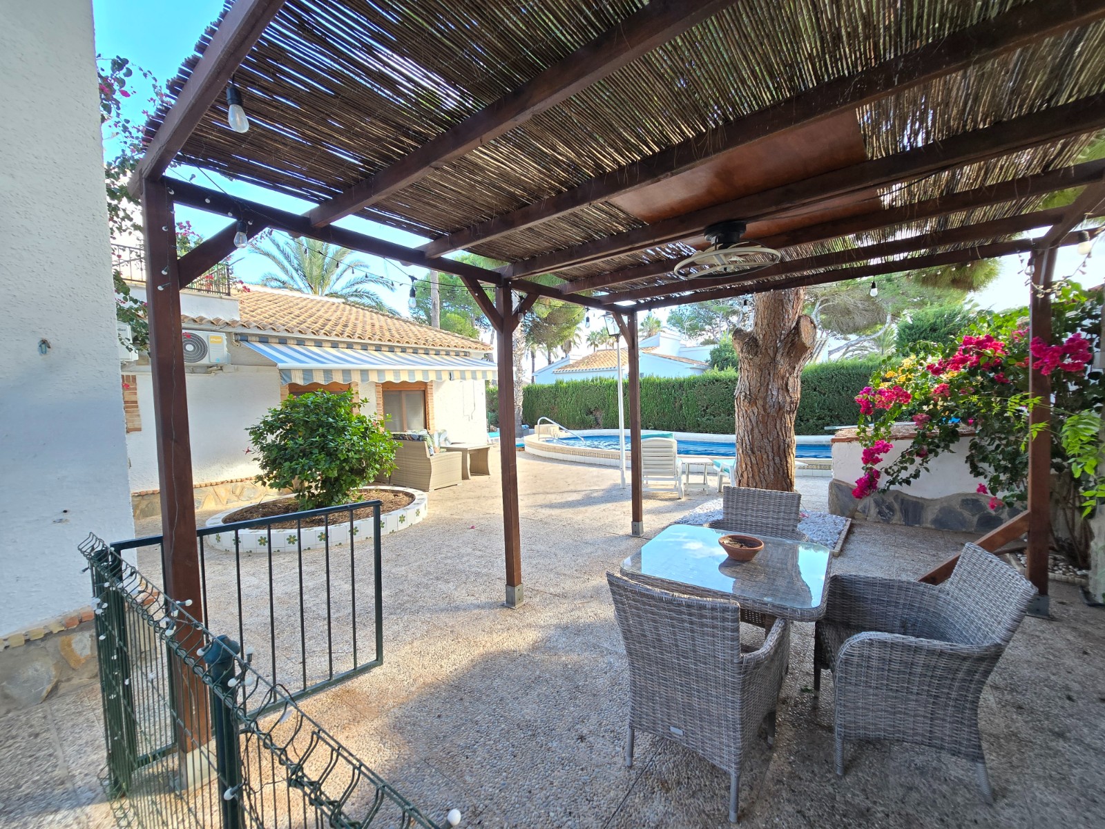 Garden in villa for sale in Orihuela Costa