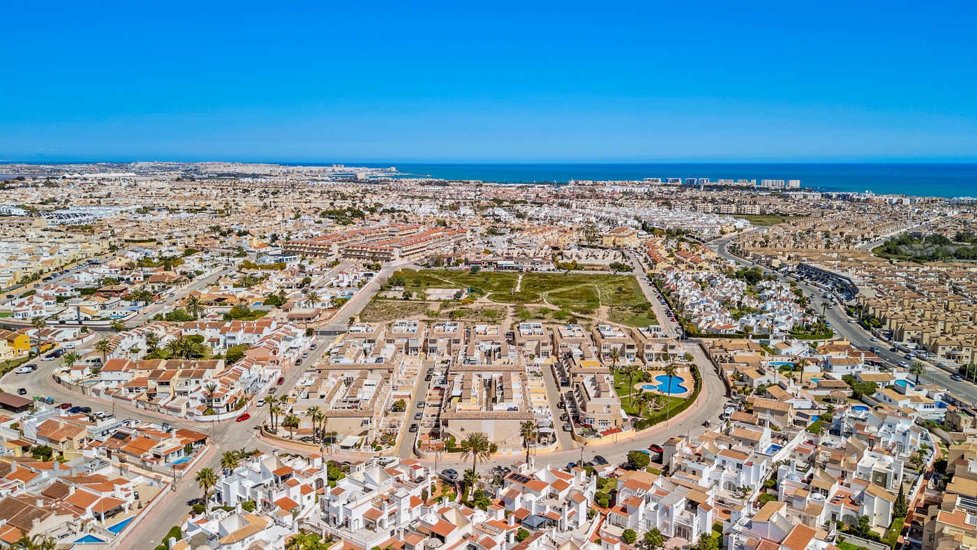 Garden in bungalow for sale in Orihuela Costa
