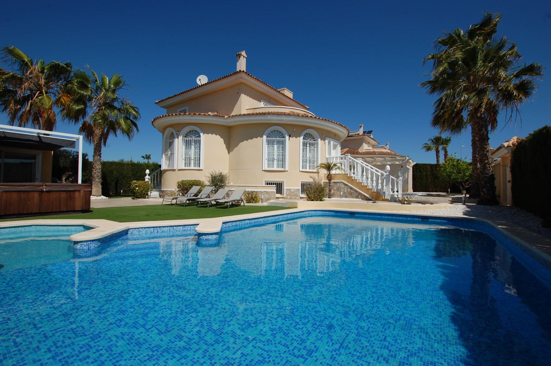 Villa Detta Ġnien Perfettu ta’ Ciudad Quesada – Moderna u Lussuża