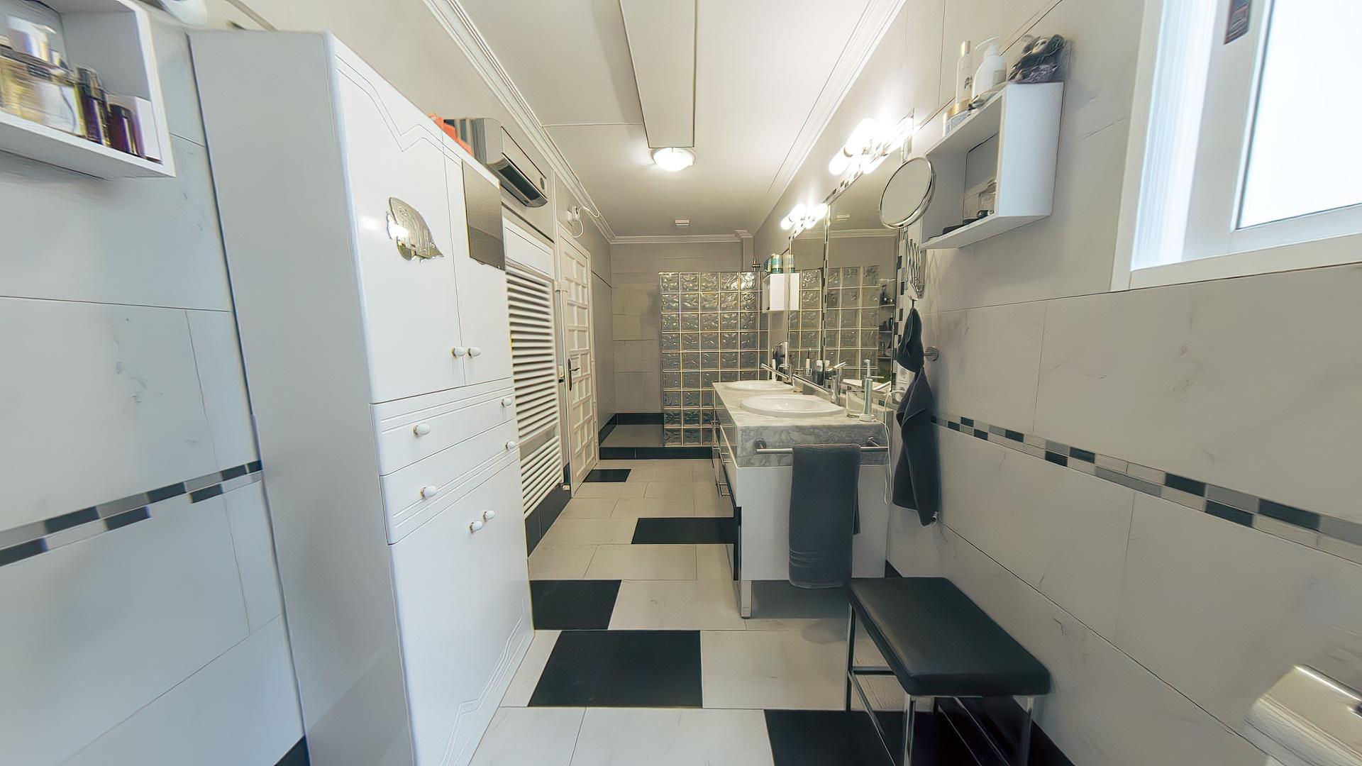 Bathroom in villa for sale in Torrevieja