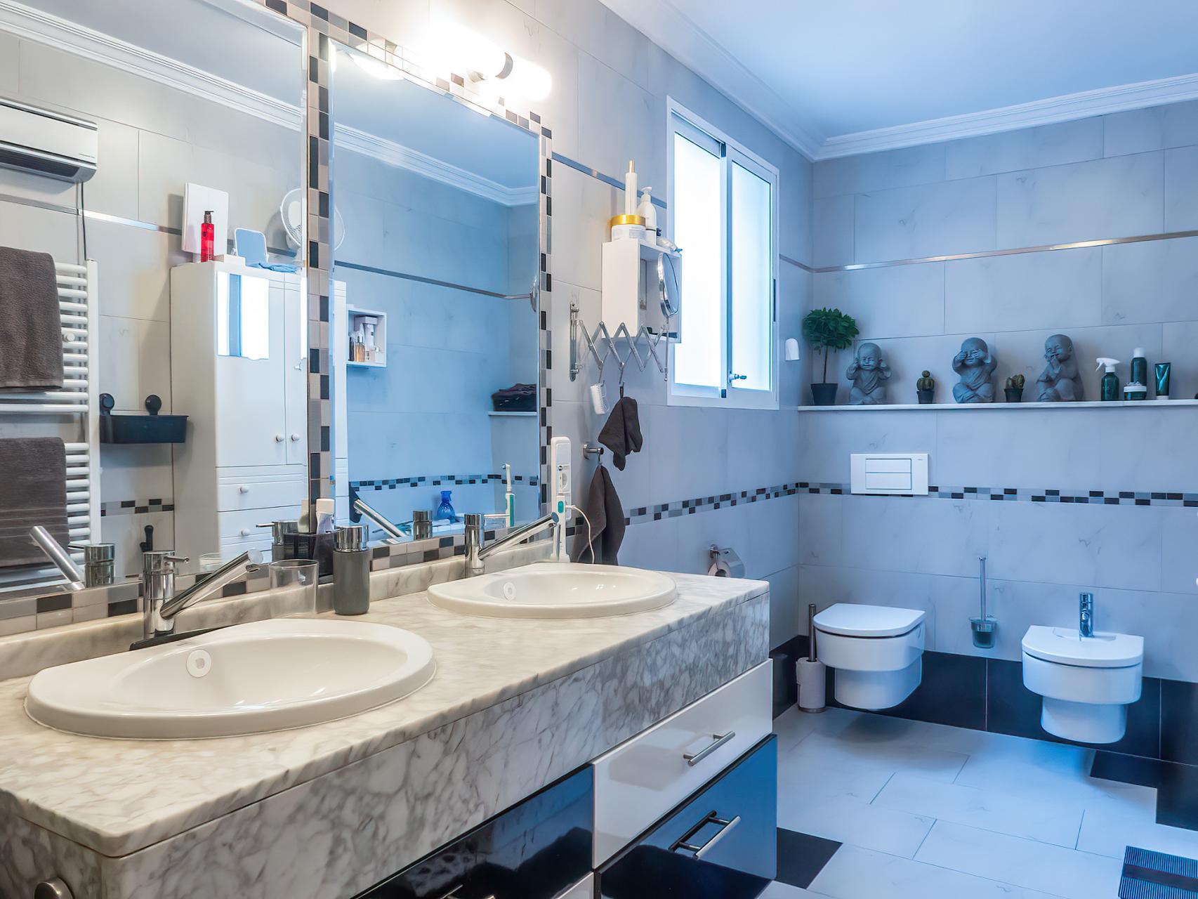 Bedroom in villa for sale in Torrevieja