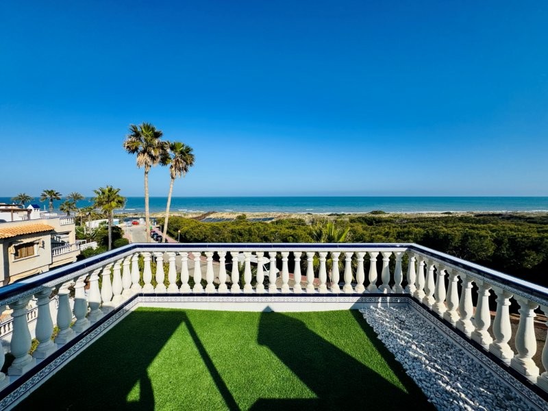 Spectaculaire gerenoveerde duplex aan het strand in exclusieve Campo Mar, Guardamar del Segura