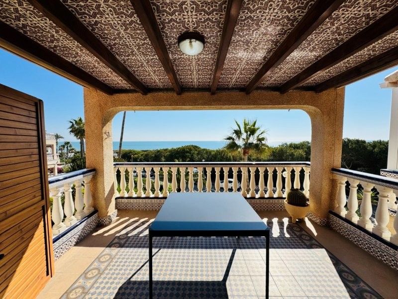 Spectaculaire gerenoveerde duplex aan het strand in exclusieve Campo Mar, Guardamar del Segura