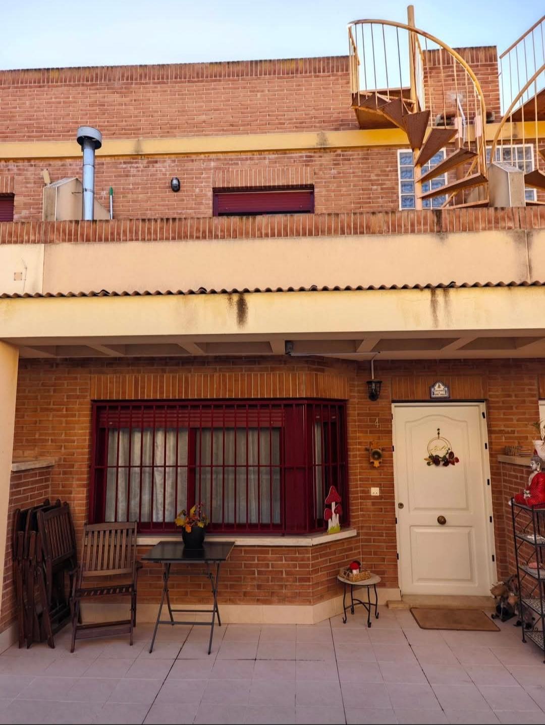 Traumhafte Ferienwohnung mit privater Terrasse und Gemeinschaftspool in Benferri – Real Estate by Gardewik