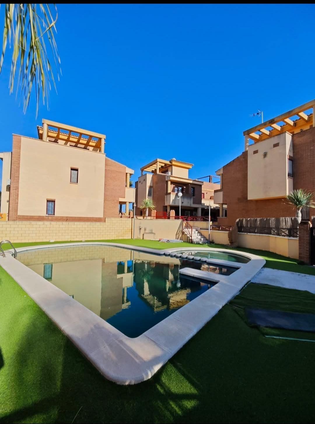 Traumhafte Ferienwohnung mit privater Terrasse und Gemeinschaftspool in Benferri – Real Estate by Gardewik