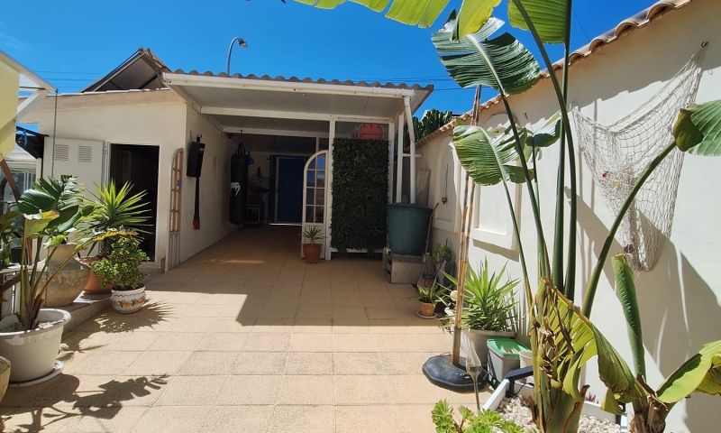 Terrace in villa for sale in Orihuela Costa