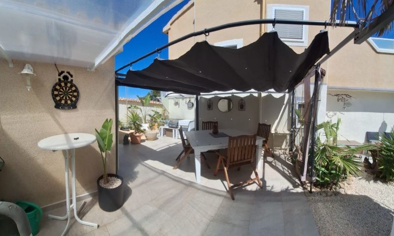 Garden in villa for sale in Orihuela Costa