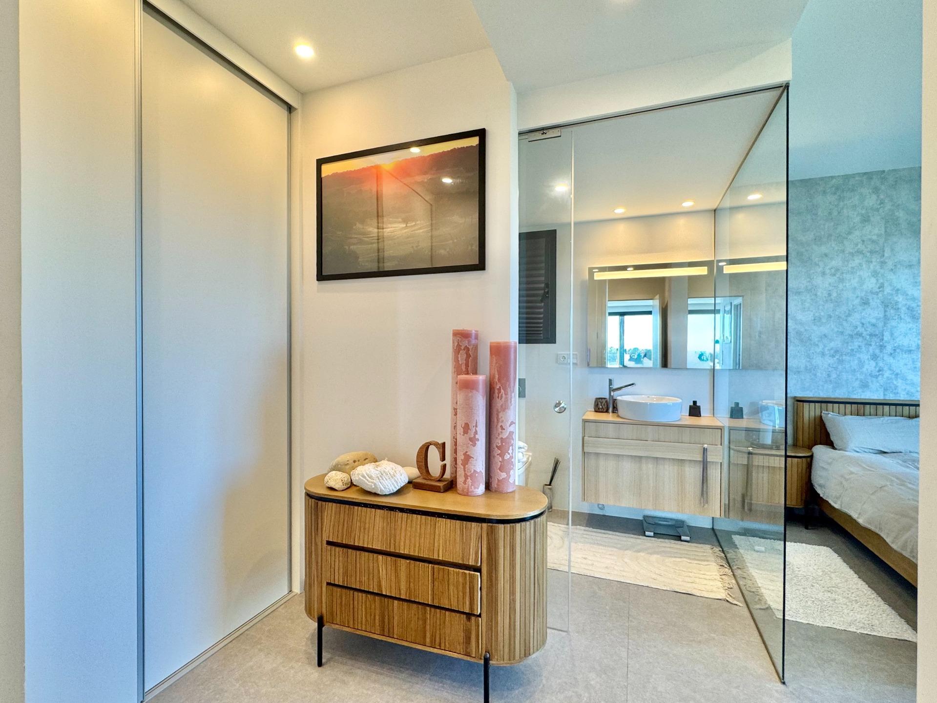 Bedroom in apartment for sale in Orihuela