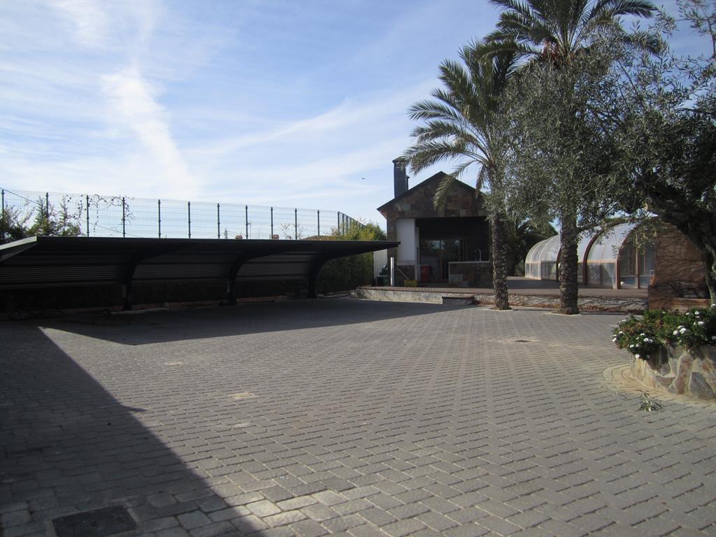 Pool area in villa for sale in Los Montesinos