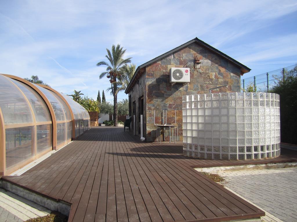 Garden in villa for sale in Los Montesinos