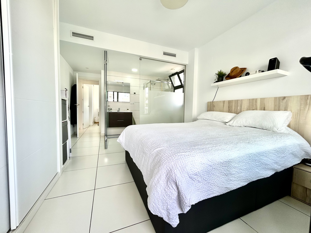 Bedroom in apartment for sale in Villamartin