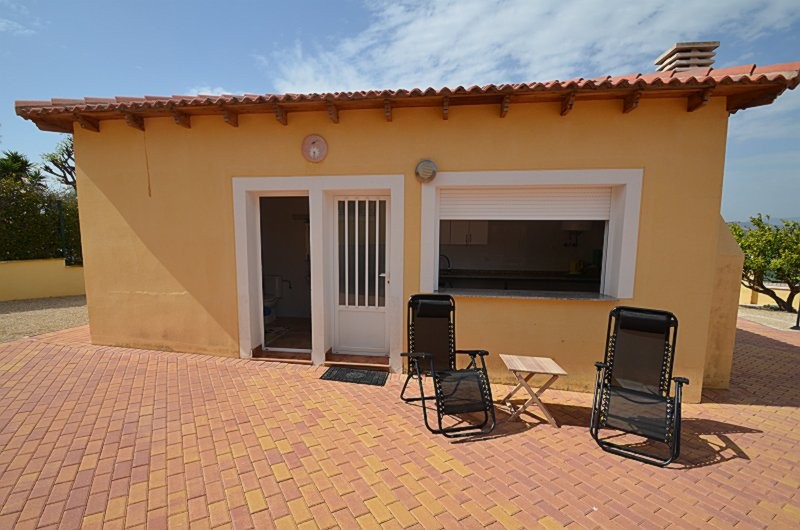 Pool area in villa for sale in Campos del Río