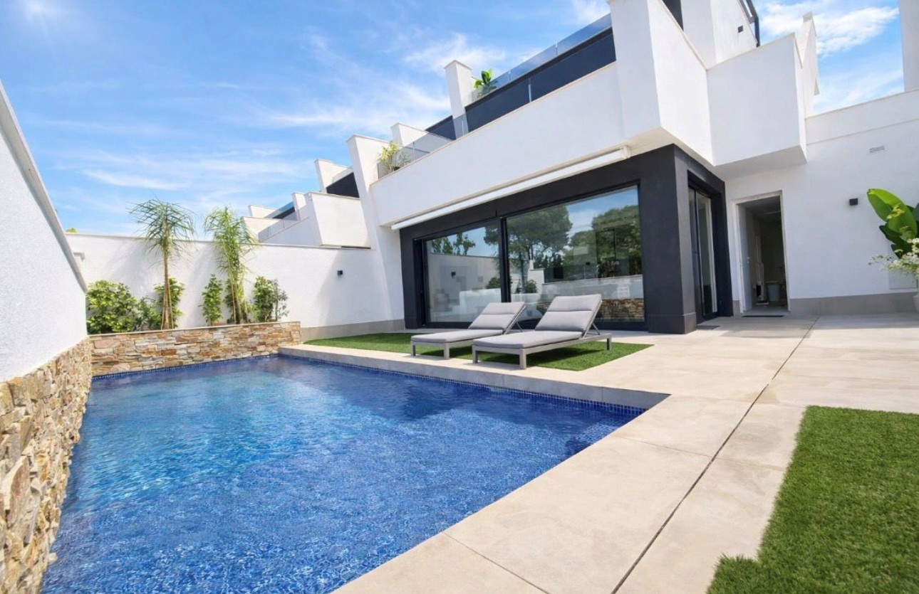 Villa Moderna de 3 Quartos com Piscina Aquecida e Garagem – 950m da Praia
