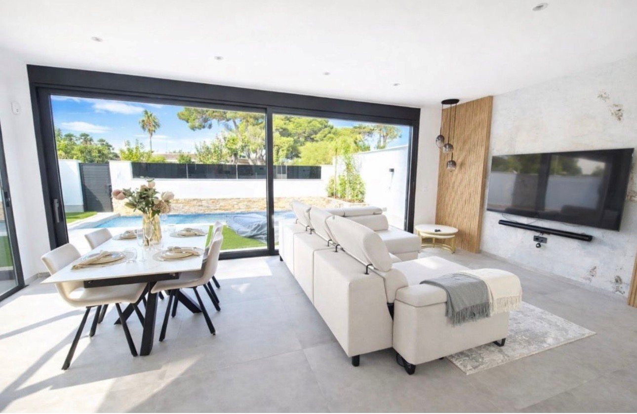 Villa Moderna de 3 Quartos com Piscina Aquecida e Garagem – 950m da Praia