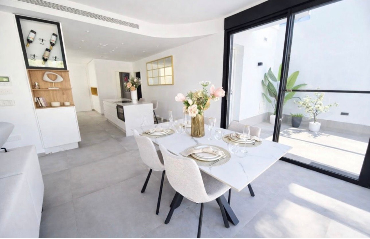 Villa Moderna de 3 Quartos com Piscina Aquecida e Garagem – 950m da Praia