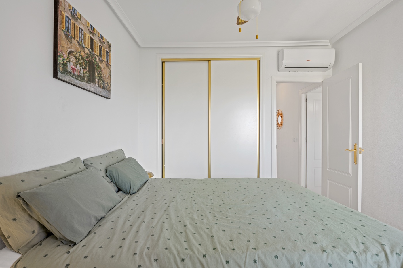 Master bedroom in apartment for sale in Daya Nueva