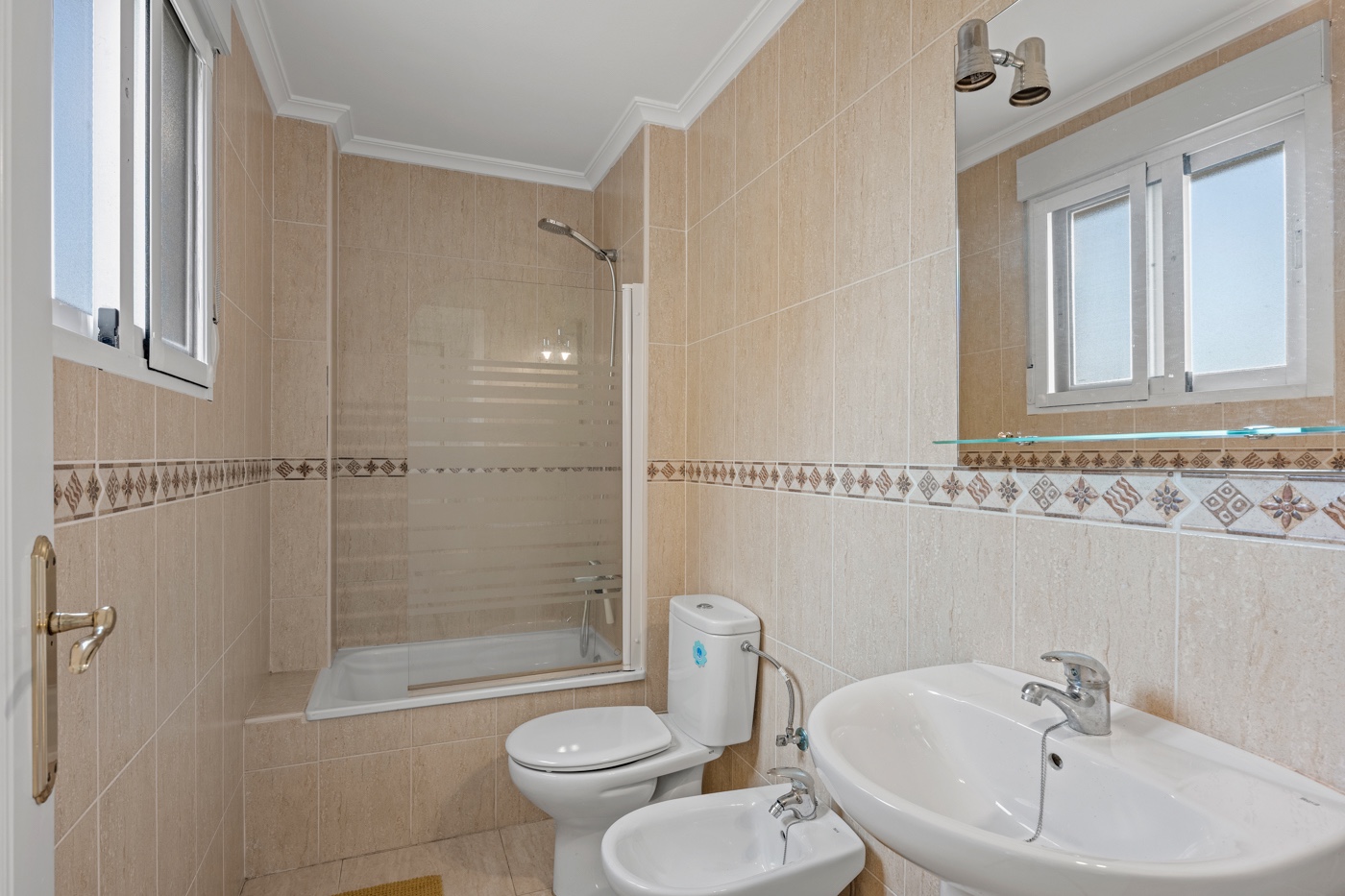 Bathroom in apartment for sale in Daya Nueva