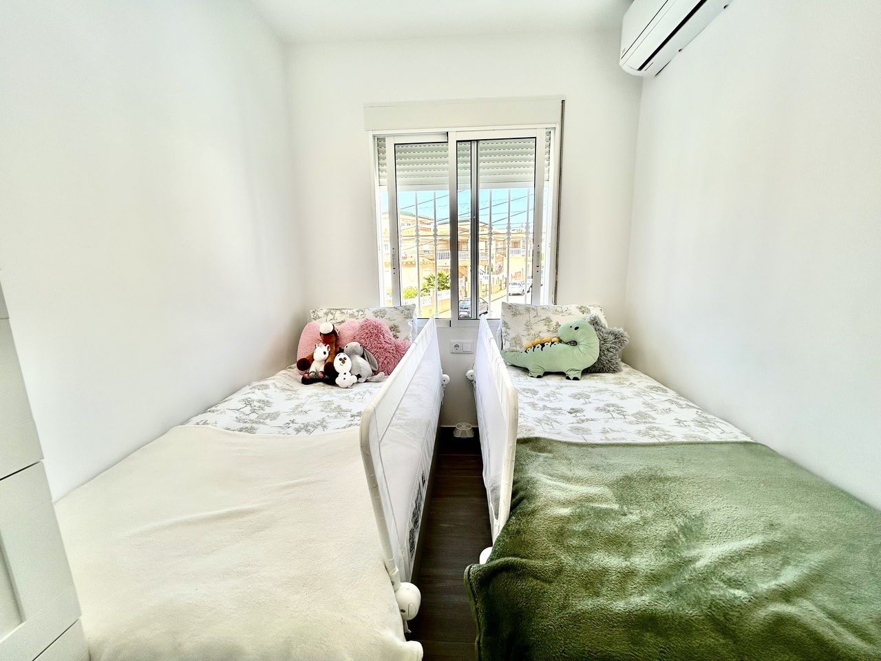 Master bedroom in villa for sale in Villamartin