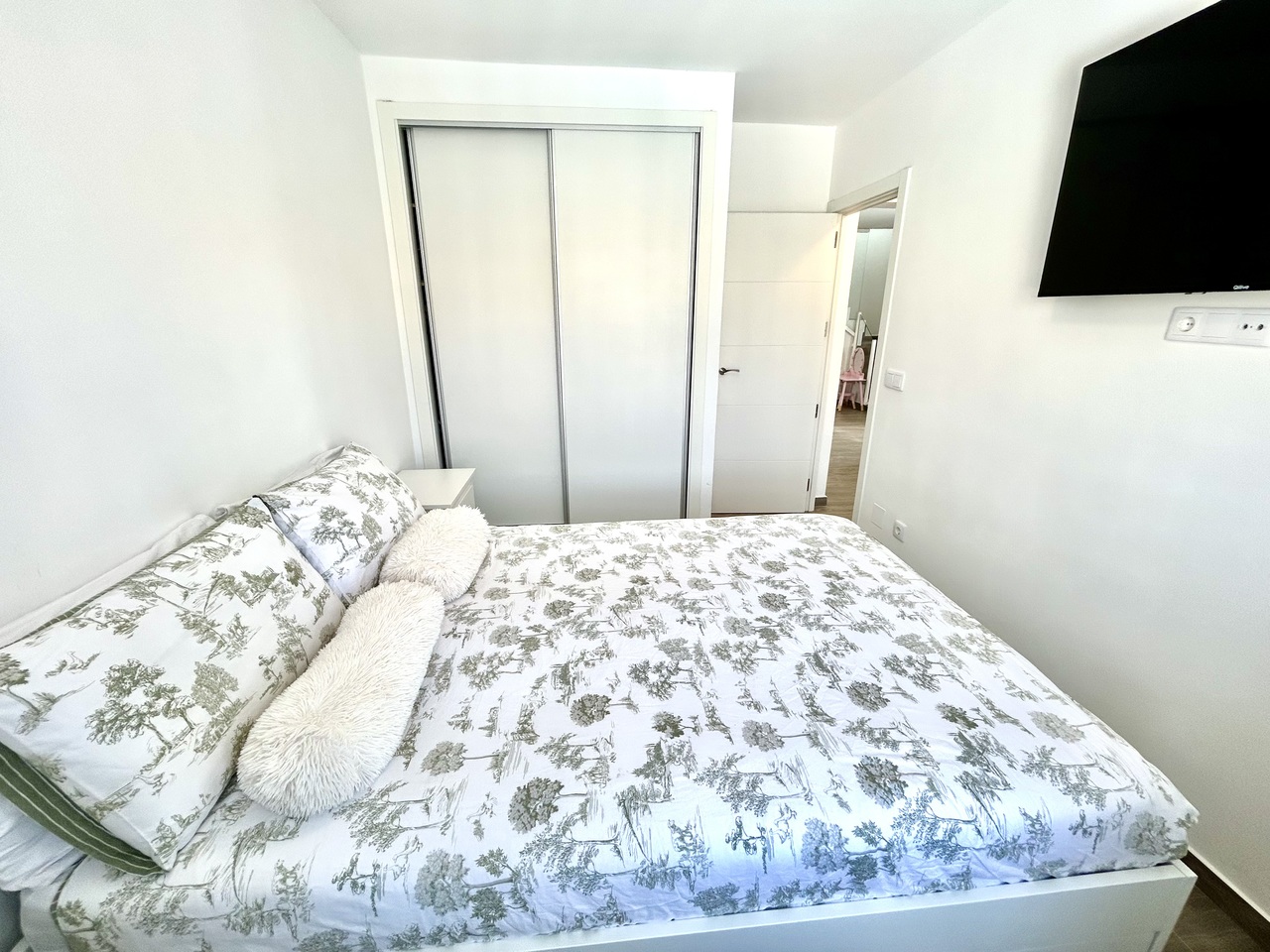 Bedroom in villa for sale in Villamartin